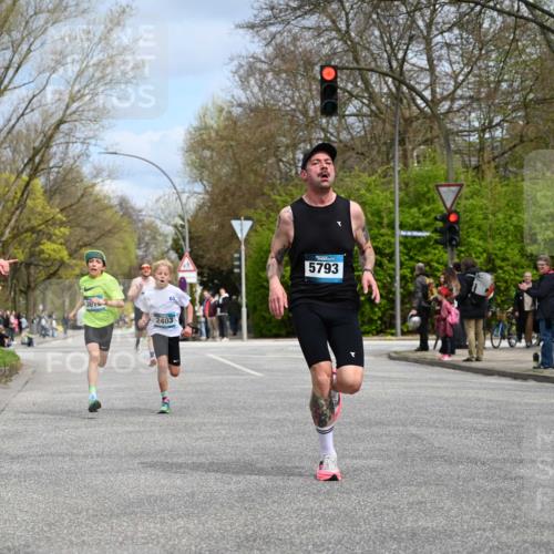 12.04.2026 - 45. Internationalen Wilhelmsburger Insellauf J. Mangold http://msf.ph/oto/9507851 12.04.2026 12:49:29 Ziel 5711, 5566, 3816, 5335, 3612, 2403, 5793, 5527, 4505, 5146 meine-sportfotos.de