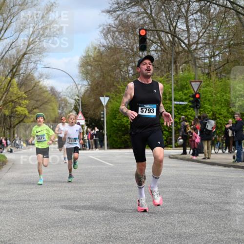 12.04.2026 - 45. Internationalen Wilhelmsburger Insellauf J. Mangold http://msf.ph/oto/9507852 12.04.2026 12:49:29 Ziel 5711, 5566, 3816, 5335, 3612, 2403, 5793, 5527, 4505, 5146 meine-sportfotos.de