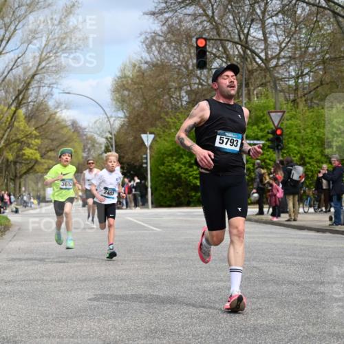 12.04.2026 - 45. Internationalen Wilhelmsburger Insellauf J. Mangold http://msf.ph/oto/9507854 12.04.2026 12:49:29 Ziel 5711, 5566, 3816, 5335, 3612, 2403, 5793, 5527, 4505, 5146 meine-sportfotos.de