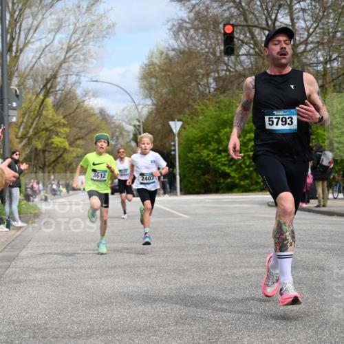 12.04.2026 - 45. Internationalen Wilhelmsburger Insellauf J. Mangold http://msf.ph/oto/9507857 12.04.2026 12:49:29 Ziel 5711, 5566, 3816, 5335, 3612, 2403, 5793, 5527, 4505, 5146 meine-sportfotos.de