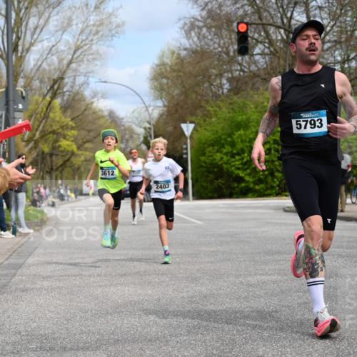12.04.2026 - 45. Internationalen Wilhelmsburger Insellauf J. Mangold http://msf.ph/oto/9507858 12.04.2026 12:49:30 Ziel 5566, 3816, 5335, 3612, 2403, 5793, 5527, 5527, 4505, 5146, 5280 meine-sportfotos.de