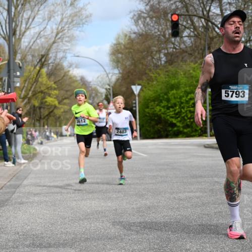 12.04.2026 - 45. Internationalen Wilhelmsburger Insellauf J. Mangold http://msf.ph/oto/9507859 12.04.2026 12:49:30 Ziel 5566, 3816, 5335, 3612, 2403, 5793, 5527, 5527, 4505, 5146, 5280 meine-sportfotos.de