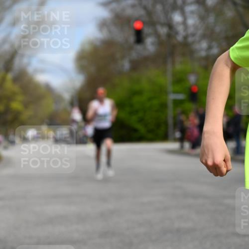 12.04.2026 - 45. Internationalen Wilhelmsburger Insellauf J. Mangold http://msf.ph/oto/9507882 12.04.2026 12:49:32 Ziel 5566, 3816, 5335, 3612, 2403, 5793, 5527, 4505, 5146, 5146, 5280, 5483 meine-sportfotos.de