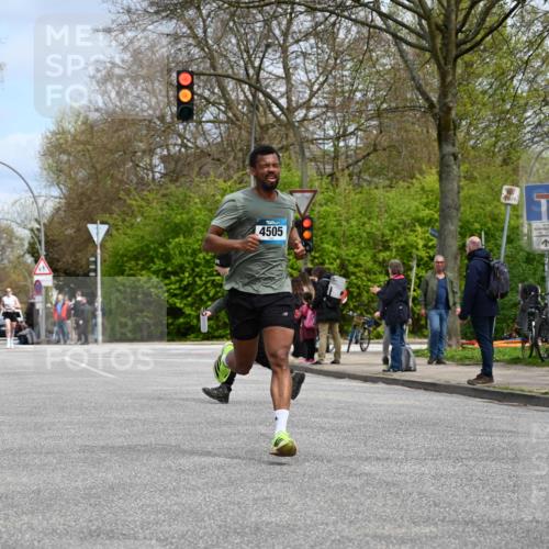 12.04.2026 - 45. Internationalen Wilhelmsburger Insellauf J. Mangold http://msf.ph/oto/9507924 12.04.2026 12:49:56 Ziel 5527, 4505, 5146, 5280, 5483, 5483, 2734, 5601, 5601, 5659, 5678 meine-sportfotos.de