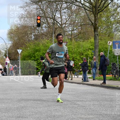 12.04.2026 - 45. Internationalen Wilhelmsburger Insellauf J. Mangold http://msf.ph/oto/9507925 12.04.2026 12:49:56 Ziel 5527, 4505, 5146, 5280, 5483, 5483, 2734, 5601, 5601, 5659, 5678 meine-sportfotos.de