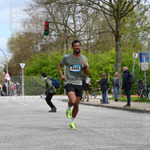 12.04.2026 - 45. Internationalen Wilhelmsburger Insellauf J. Mangold http://msf.ph/oto/9507926 12.04.2026 12:49:56 Ziel 5527, 4505, 5146, 5280, 5483, 5483, 2734, 5601, 5601, 5659, 5678 meine-sportfotos.de