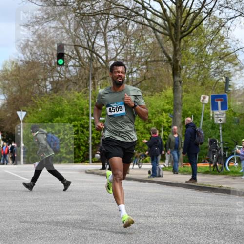 12.04.2026 - 45. Internationalen Wilhelmsburger Insellauf J. Mangold http://msf.ph/oto/9507928 12.04.2026 12:49:56 Ziel 5527, 4505, 5146, 5280, 5483, 5483, 2734, 5601, 5601, 5659, 5678 meine-sportfotos.de