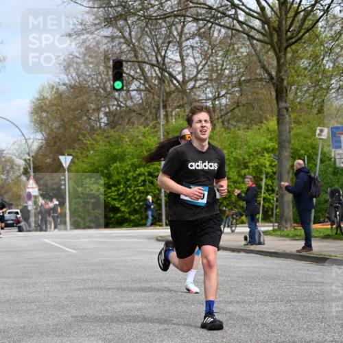 12.04.2026 - 45. Internationalen Wilhelmsburger Insellauf J. Mangold http://msf.ph/oto/9507950 12.04.2026 12:50:05 Ziel 5527, 4505, 5146, 5280, 5483, 2734, 5601, 5659, 5678 meine-sportfotos.de