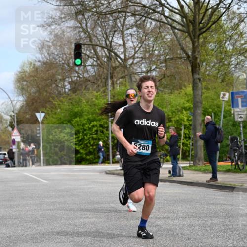 12.04.2026 - 45. Internationalen Wilhelmsburger Insellauf J. Mangold http://msf.ph/oto/9507951 12.04.2026 12:50:05 Ziel 5527, 4505, 5146, 5280, 5483, 2734, 5601, 5659, 5678 meine-sportfotos.de