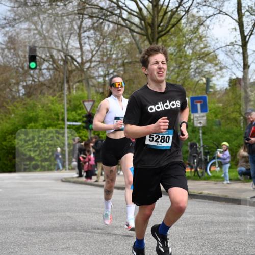 12.04.2026 - 45. Internationalen Wilhelmsburger Insellauf J. Mangold http://msf.ph/oto/9507956 12.04.2026 12:50:05 Ziel 5527, 4505, 5146, 5280, 5483, 2734, 5601, 5659, 5678 meine-sportfotos.de