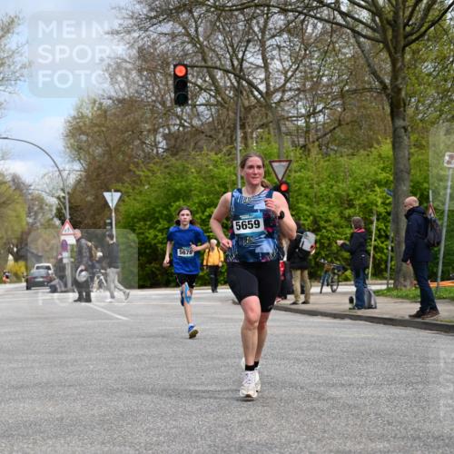 12.04.2026 - 45. Internationalen Wilhelmsburger Insellauf J. Mangold http://msf.ph/oto/9508006 12.04.2026 12:50:19 Ziel 5280, 5483, 2734, 5601, 5659, 5678, 5530, 5825, 5411 meine-sportfotos.de