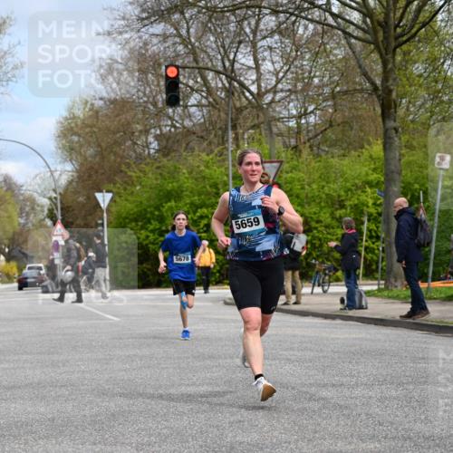 12.04.2026 - 45. Internationalen Wilhelmsburger Insellauf J. Mangold http://msf.ph/oto/9508007 12.04.2026 12:50:19 Ziel 5280, 5483, 2734, 5601, 5659, 5678, 5530, 5825, 5411 meine-sportfotos.de