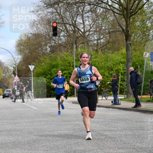 12.04.2026 - 45. Internationalen Wilhelmsburger Insellauf J. Mangold http://msf.ph/oto/9508008 12.04.2026 12:50:19 Ziel 5280, 5483, 2734, 5601, 5659, 5678, 5530, 5825, 5411 meine-sportfotos.de