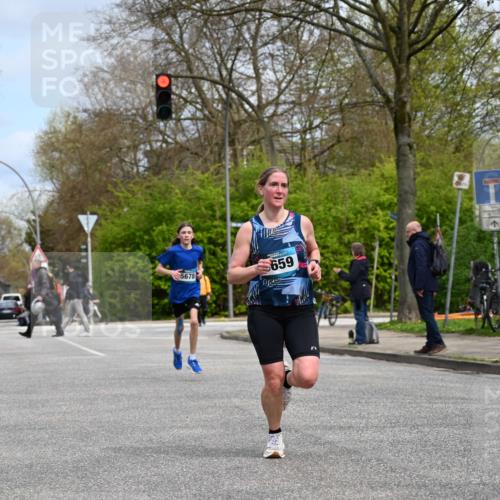 12.04.2026 - 45. Internationalen Wilhelmsburger Insellauf J. Mangold http://msf.ph/oto/9508009 12.04.2026 12:50:19 Ziel 5280, 5483, 2734, 5601, 5659, 5678, 5530, 5825, 5411 meine-sportfotos.de