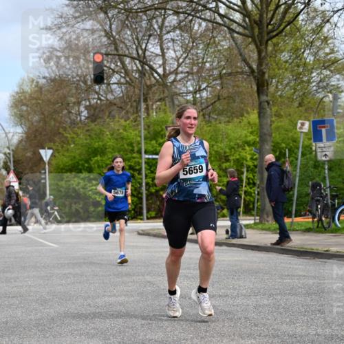 12.04.2026 - 45. Internationalen Wilhelmsburger Insellauf J. Mangold http://msf.ph/oto/9508010 12.04.2026 12:50:19 Ziel 5280, 5483, 2734, 5601, 5659, 5678, 5530, 5825, 5411 meine-sportfotos.de