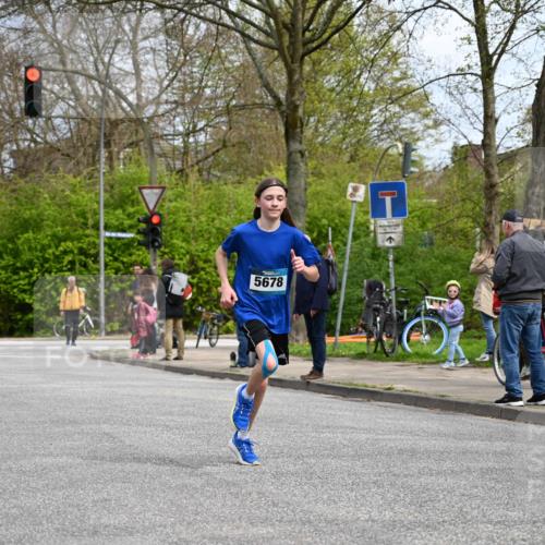 12.04.2026 - 45. Internationalen Wilhelmsburger Insellauf J. Mangold http://msf.ph/oto/9508021 12.04.2026 12:50:20 Ziel 5483, 2734, 5601, 5659, 5678, 5530, 5825, 5411 meine-sportfotos.de