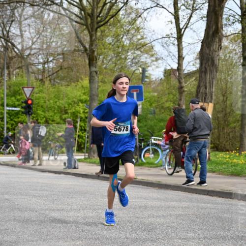 12.04.2026 - 45. Internationalen Wilhelmsburger Insellauf J. Mangold http://msf.ph/oto/9508025 12.04.2026 12:50:21 Ziel 5483, 2734, 5601, 5659, 5678, 5530, 5825, 5411 meine-sportfotos.de