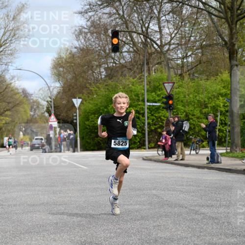 12.04.2026 - 45. Internationalen Wilhelmsburger Insellauf J. Mangold http://msf.ph/oto/9508059 12.04.2026 12:50:53 Ziel 5530, 5825, 5411, 4282, 3982, 3925, 5595, 2959, 5860 meine-sportfotos.de