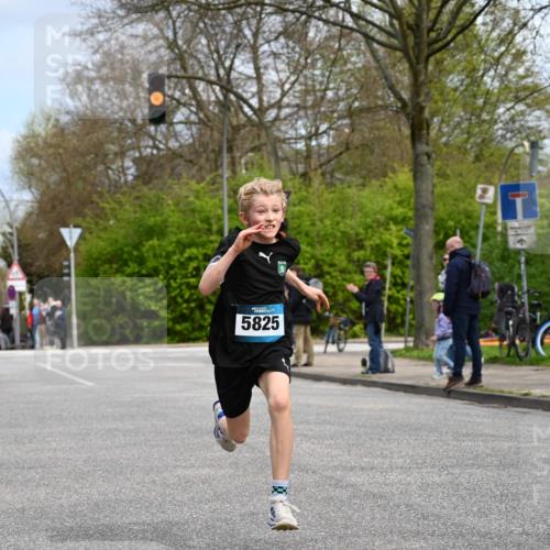 12.04.2026 - 45. Internationalen Wilhelmsburger Insellauf J. Mangold http://msf.ph/oto/9508063 12.04.2026 12:50:53 Ziel 5530, 5825, 5411, 4282, 3982, 3925, 5595, 2959, 5860 meine-sportfotos.de
