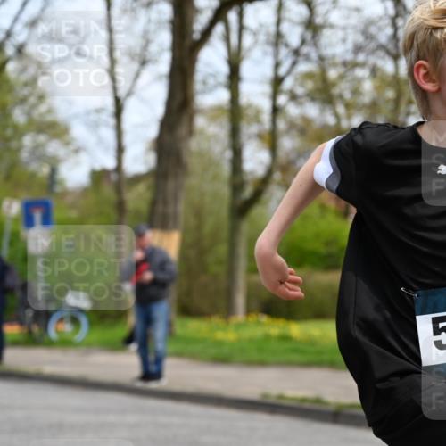 12.04.2026 - 45. Internationalen Wilhelmsburger Insellauf J. Mangold http://msf.ph/oto/9508072 12.04.2026 12:50:54 Ziel 5530, 5825, 5411, 4282, 3982, 3925, 5595, 2959, 5860 meine-sportfotos.de