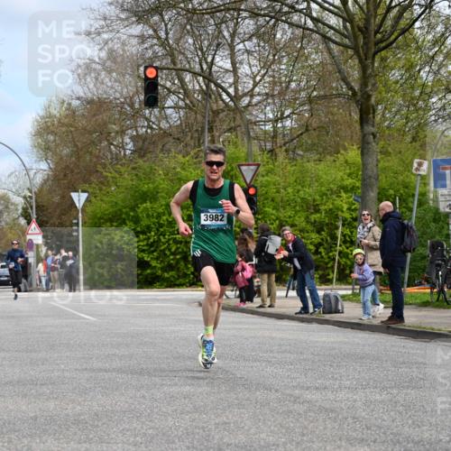 12.04.2026 - 45. Internationalen Wilhelmsburger Insellauf J. Mangold http://msf.ph/oto/9508073 12.04.2026 12:51:06 Ziel 4282, 3982, 3925, 5595, 2959, 5860, 4110, 5307 meine-sportfotos.de