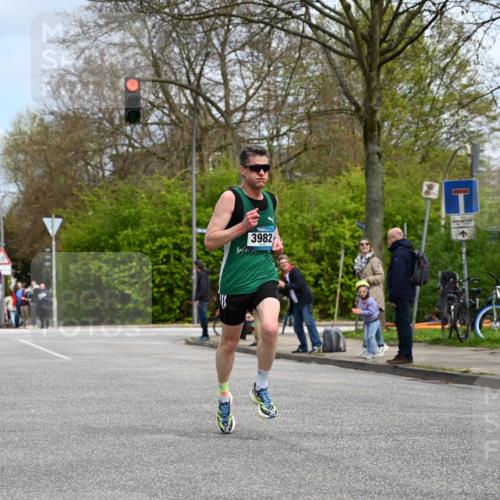 12.04.2026 - 45. Internationalen Wilhelmsburger Insellauf J. Mangold http://msf.ph/oto/9508077 12.04.2026 12:51:07 Ziel 4282, 3982, 3925, 5595, 5595, 2959, 5860, 4110, 5307 meine-sportfotos.de