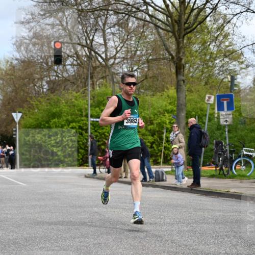 12.04.2026 - 45. Internationalen Wilhelmsburger Insellauf J. Mangold http://msf.ph/oto/9508078 12.04.2026 12:51:07 Ziel 4282, 3982, 3925, 5595, 5595, 2959, 5860, 4110, 5307 meine-sportfotos.de