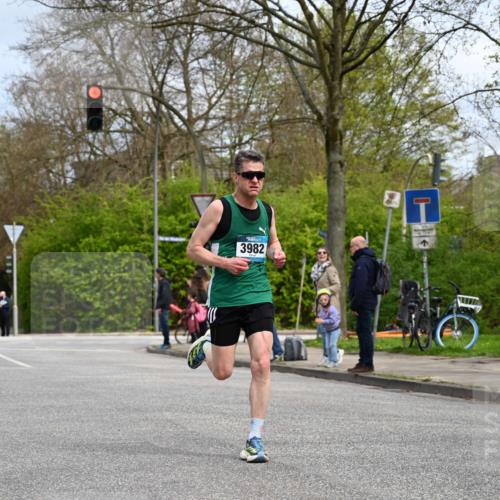 12.04.2026 - 45. Internationalen Wilhelmsburger Insellauf J. Mangold http://msf.ph/oto/9508079 12.04.2026 12:51:07 Ziel 4282, 3982, 3925, 5595, 5595, 2959, 5860, 4110, 5307 meine-sportfotos.de