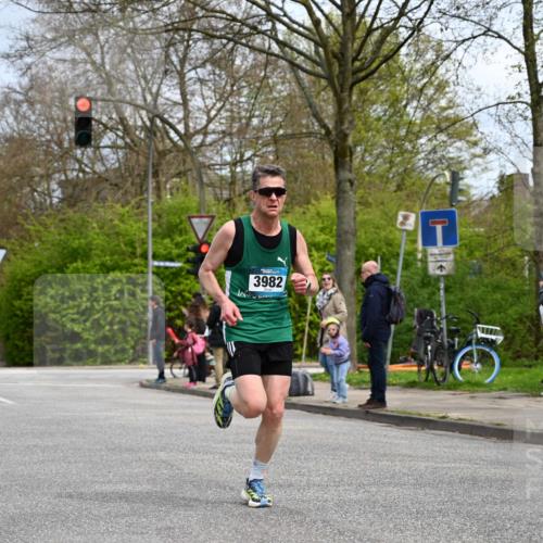 12.04.2026 - 45. Internationalen Wilhelmsburger Insellauf J. Mangold http://msf.ph/oto/9508080 12.04.2026 12:51:07 Ziel 4282, 3982, 3925, 5595, 5595, 2959, 5860, 4110, 5307 meine-sportfotos.de