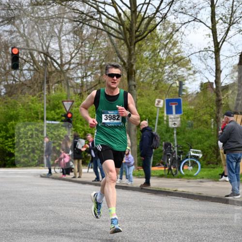 12.04.2026 - 45. Internationalen Wilhelmsburger Insellauf J. Mangold http://msf.ph/oto/9508082 12.04.2026 12:51:07 Ziel 4282, 3982, 3925, 5595, 5595, 2959, 5860, 4110, 5307 meine-sportfotos.de