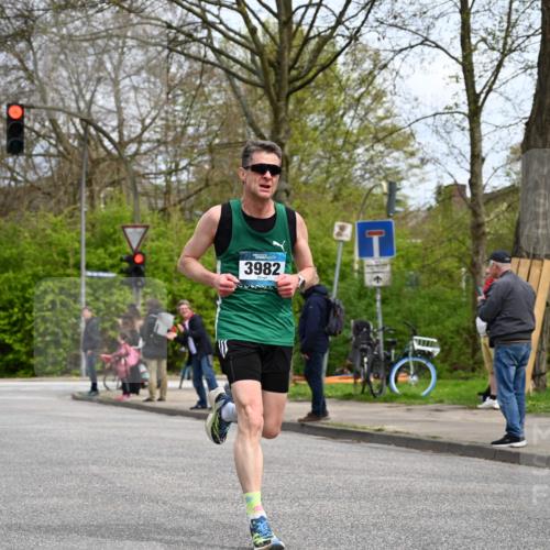 12.04.2026 - 45. Internationalen Wilhelmsburger Insellauf J. Mangold http://msf.ph/oto/9508083 12.04.2026 12:51:07 Ziel 4282, 3982, 3925, 5595, 5595, 2959, 5860, 4110, 5307 meine-sportfotos.de