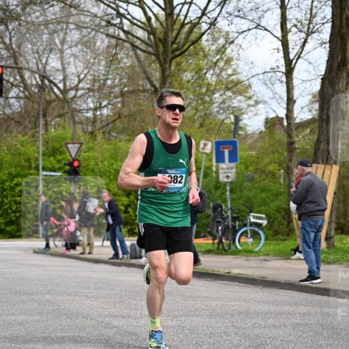 12.04.2026 - 45. Internationalen Wilhelmsburger Insellauf J. Mangold http://msf.ph/oto/9508084 12.04.2026 12:51:07 Ziel 4282, 3982, 3925, 5595, 5595, 2959, 5860, 4110, 5307 meine-sportfotos.de