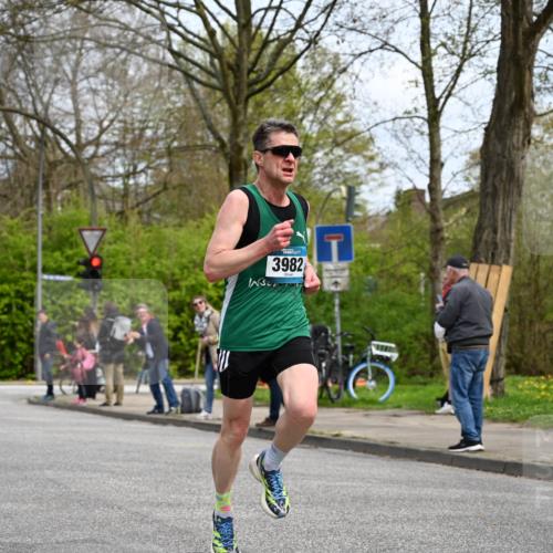 12.04.2026 - 45. Internationalen Wilhelmsburger Insellauf J. Mangold http://msf.ph/oto/9508085 12.04.2026 12:51:07 Ziel 4282, 3982, 3925, 5595, 5595, 2959, 5860, 4110, 5307 meine-sportfotos.de