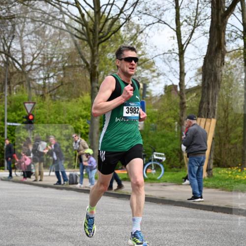 12.04.2026 - 45. Internationalen Wilhelmsburger Insellauf J. Mangold http://msf.ph/oto/9508086 12.04.2026 12:51:08 Ziel 4282, 3982, 3925, 5595, 2959, 5860, 4110, 5307, 5809 meine-sportfotos.de