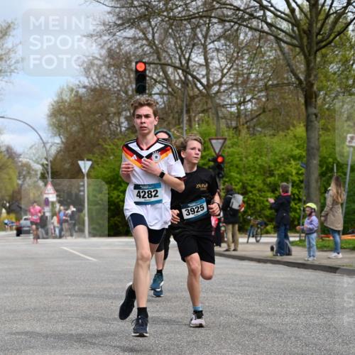 12.04.2026 - 45. Internationalen Wilhelmsburger Insellauf J. Mangold http://msf.ph/oto/9508098 12.04.2026 12:51:13 Ziel 4282, 3982, 3925, 5595, 2959, 2959, 5860, 4110, 5307, 5809, 5326, 2787, 5627 meine-sportfotos.de