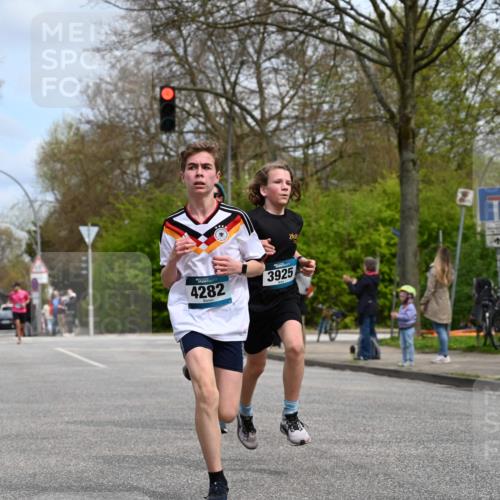 12.04.2026 - 45. Internationalen Wilhelmsburger Insellauf J. Mangold http://msf.ph/oto/9508100 12.04.2026 12:51:14 Ziel 4282, 3982, 3925, 5595, 2959, 5860, 4110, 5307, 5809, 5326, 2787, 5627 meine-sportfotos.de