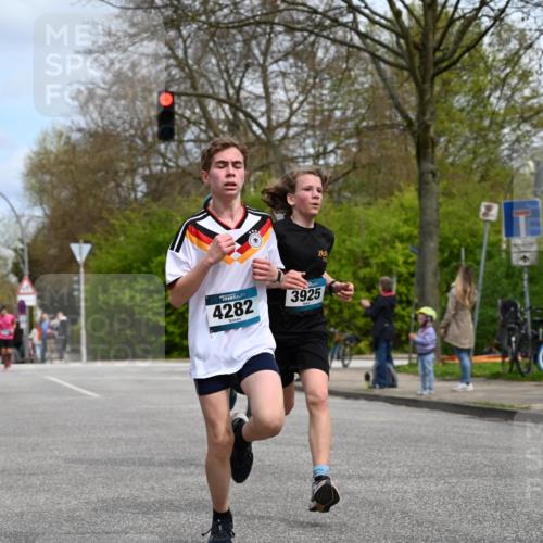 12.04.2026 - 45. Internationalen Wilhelmsburger Insellauf J. Mangold http://msf.ph/oto/9508101 12.04.2026 12:51:14 Ziel 4282, 3982, 3925, 5595, 2959, 5860, 4110, 5307, 5809, 5326, 2787, 5627 meine-sportfotos.de