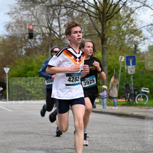 12.04.2026 - 45. Internationalen Wilhelmsburger Insellauf J. Mangold http://msf.ph/oto/9508104 12.04.2026 12:51:14 Ziel 4282, 3982, 3925, 5595, 2959, 5860, 4110, 5307, 5809, 5326, 2787, 5627 meine-sportfotos.de