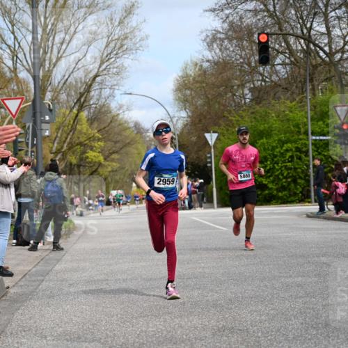 12.04.2026 - 45. Internationalen Wilhelmsburger Insellauf J. Mangold http://msf.ph/oto/9508119 12.04.2026 12:51:21 Ziel 4282, 3982, 3925, 5595, 2959, 5860, 4110, 5307, 4110, 5307, 5809, 5326, 5326, 2787, 5627, 5493, 4560, 2779 meine-sportfotos.de