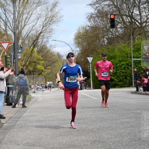 12.04.2026 - 45. Internationalen Wilhelmsburger Insellauf J. Mangold http://msf.ph/oto/9508120 12.04.2026 12:51:21 Ziel 4282, 3982, 3925, 5595, 2959, 5860, 4110, 5307, 4110, 5307, 5809, 5326, 5326, 2787, 5627, 5493, 4560, 2779 meine-sportfotos.de
