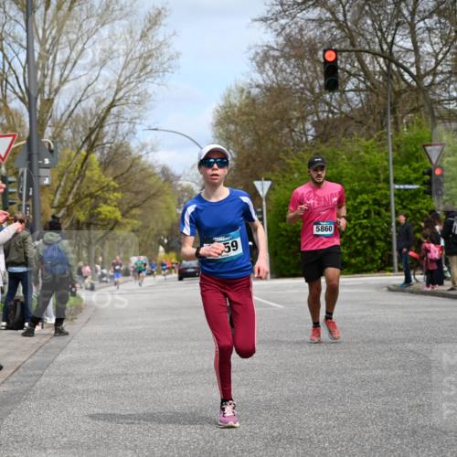 12.04.2026 - 45. Internationalen Wilhelmsburger Insellauf J. Mangold http://msf.ph/oto/9508124 12.04.2026 12:51:21 Ziel 4282, 3982, 3925, 5595, 2959, 5860, 4110, 5307, 4110, 5307, 5809, 5326, 5326, 2787, 5627, 5493, 4560, 2779 meine-sportfotos.de