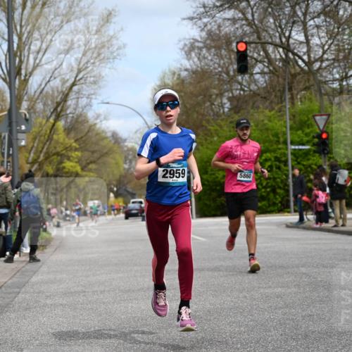 12.04.2026 - 45. Internationalen Wilhelmsburger Insellauf J. Mangold http://msf.ph/oto/9508126 12.04.2026 12:51:21 Ziel 4282, 3982, 3925, 5595, 2959, 5860, 4110, 5307, 4110, 5307, 5809, 5326, 5326, 2787, 5627, 5493, 4560, 2779 meine-sportfotos.de