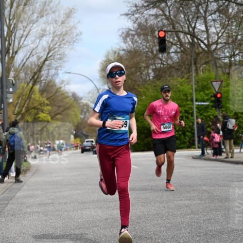 12.04.2026 - 45. Internationalen Wilhelmsburger Insellauf J. Mangold http://msf.ph/oto/9508127 12.04.2026 12:51:21 Ziel 4282, 3982, 3925, 5595, 2959, 5860, 4110, 5307, 4110, 5307, 5809, 5326, 5326, 2787, 5627, 5493, 4560, 2779 meine-sportfotos.de