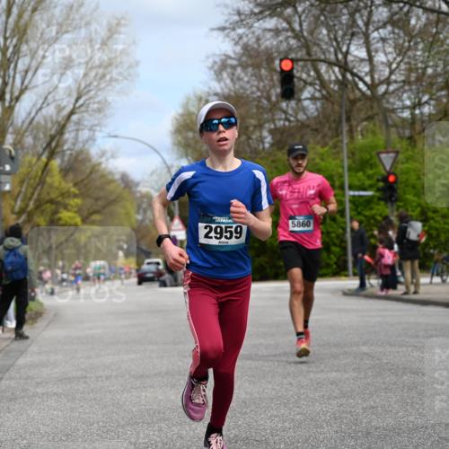 12.04.2026 - 45. Internationalen Wilhelmsburger Insellauf J. Mangold http://msf.ph/oto/9508129 12.04.2026 12:51:21 Ziel 4282, 3982, 3925, 5595, 2959, 5860, 4110, 5307, 4110, 5307, 5809, 5326, 5326, 2787, 5627, 5493, 4560, 2779 meine-sportfotos.de