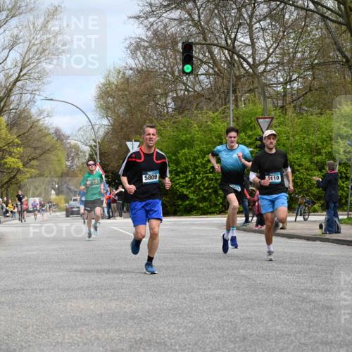 12.04.2026 - 45. Internationalen Wilhelmsburger Insellauf J. Mangold http://msf.ph/oto/9508135 12.04.2026 12:51:36 Ziel 2959, 5860, 4110, 5307, 5809, 5326, 2787, 5627, 5627, 5493, 4560, 2779, 3903, 5479, 5797, 4529, 5758, 2033 meine-sportfotos.de