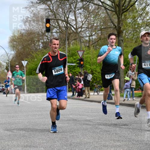 12.04.2026 - 45. Internationalen Wilhelmsburger Insellauf J. Mangold http://msf.ph/oto/9508148 12.04.2026 12:51:37 Ziel 2959, 5860, 4110, 5307, 5809, 5326, 2787, 5627, 5493, 4560, 2779, 3903, 5479, 5797, 5797, 4529, 5758, 2033 meine-sportfotos.de