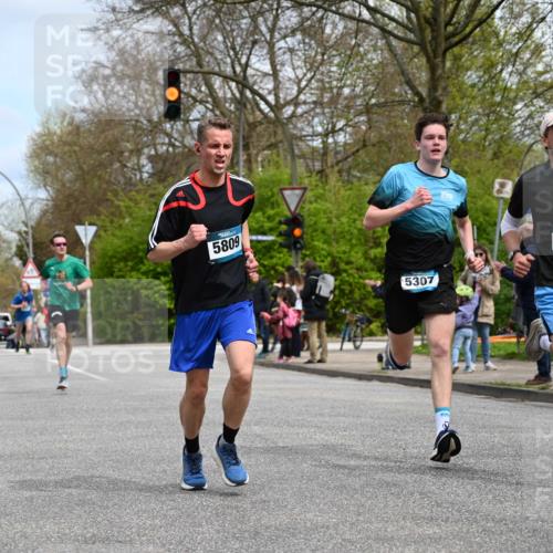 12.04.2026 - 45. Internationalen Wilhelmsburger Insellauf J. Mangold http://msf.ph/oto/9508149 12.04.2026 12:51:37 Ziel 2959, 5860, 4110, 5307, 5809, 5326, 2787, 5627, 5493, 4560, 2779, 3903, 5479, 5797, 5797, 4529, 5758, 2033 meine-sportfotos.de