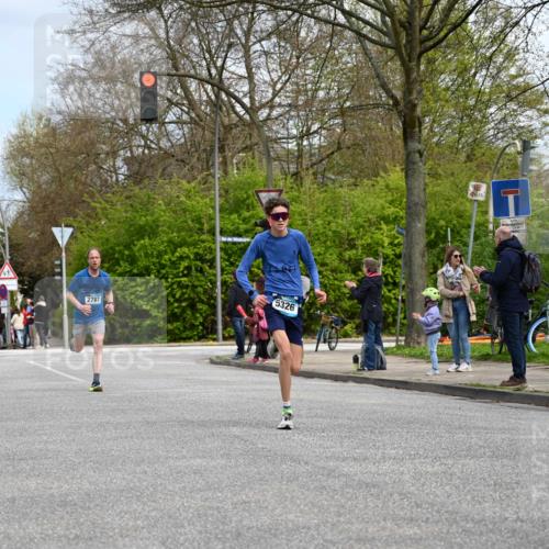 12.04.2026 - 45. Internationalen Wilhelmsburger Insellauf J. Mangold http://msf.ph/oto/9508152 12.04.2026 12:51:42 Ziel 4110, 5307, 5809, 5326, 2787, 5627, 5493, 4560, 2779, 3903, 5479, 5797, 4529, 5758, 2033, 4571 meine-sportfotos.de