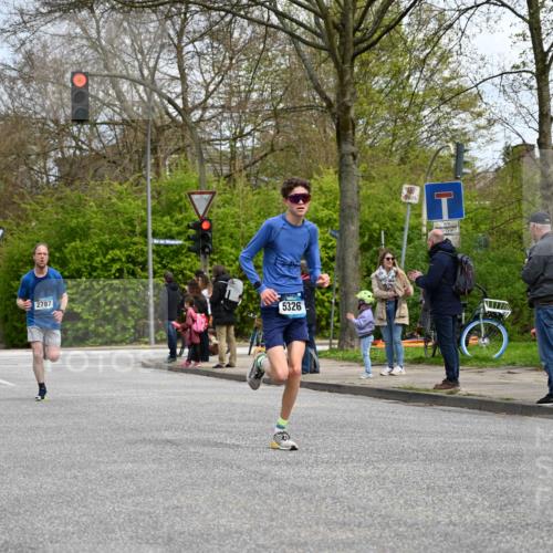 12.04.2026 - 45. Internationalen Wilhelmsburger Insellauf J. Mangold http://msf.ph/oto/9508157 12.04.2026 12:51:42 Ziel 4110, 5307, 5809, 5326, 2787, 5627, 5493, 4560, 2779, 3903, 5479, 5797, 4529, 5758, 2033, 4571 meine-sportfotos.de
