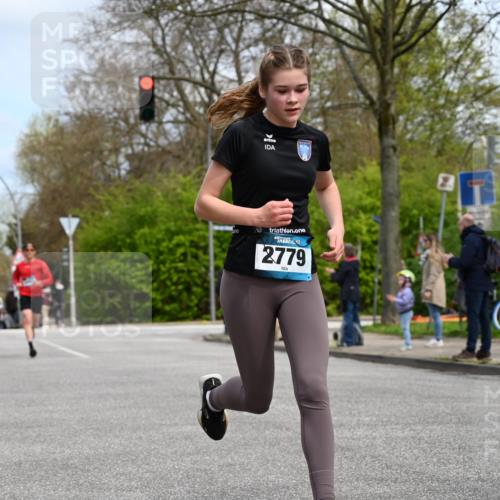 12.04.2026 - 45. Internationalen Wilhelmsburger Insellauf J. Mangold http://msf.ph/oto/9508192 12.04.2026 12:51:49 Ziel 5809, 5326, 2787, 5627, 5493, 4560, 2779, 3903, 5479, 5797, 5797, 4529, 5758, 2033, 4571, 2414, 4609 meine-sportfotos.de